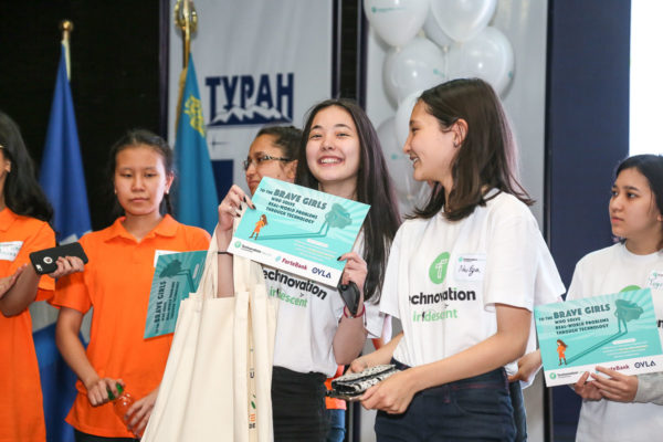 Награждение памятными подарками всех команд-участниц в Алматы